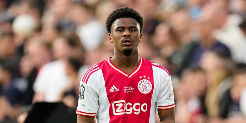 Jorrel Hato hiện đang thi đấu chuyên nghiệp cho câu lạc bộ Ajax